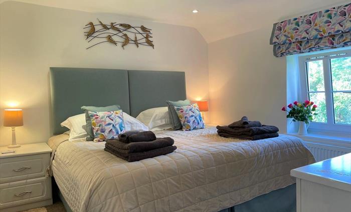 Luxurious 6ft double bed with Egyptian cottons, hypoallergenic pillows and duvet, TV/DVD, safe, hairdrier, radiator, clockradio, garden view